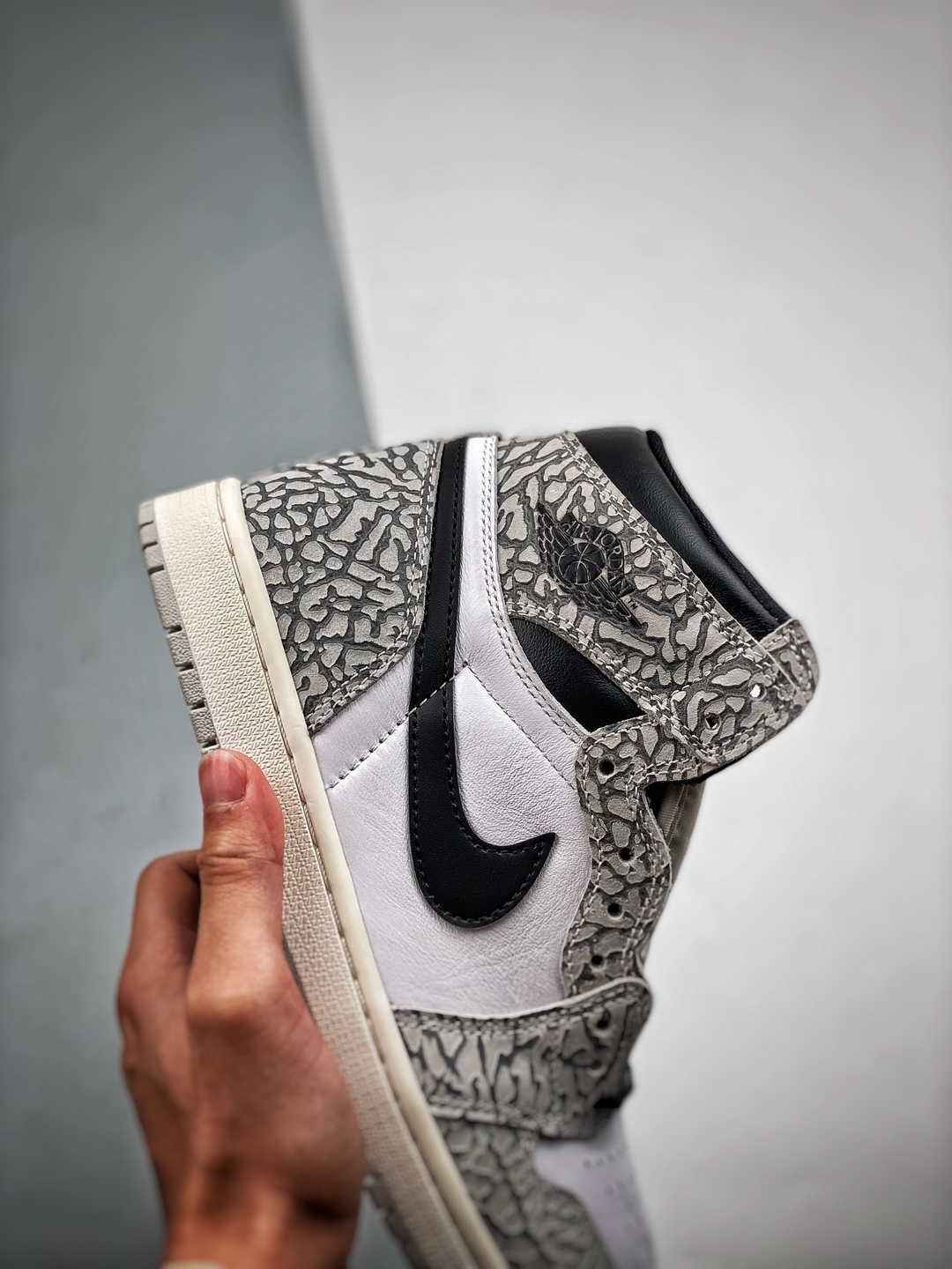 NIKE AIR JORDAN 1 HIGH OG WHITE CEMENT