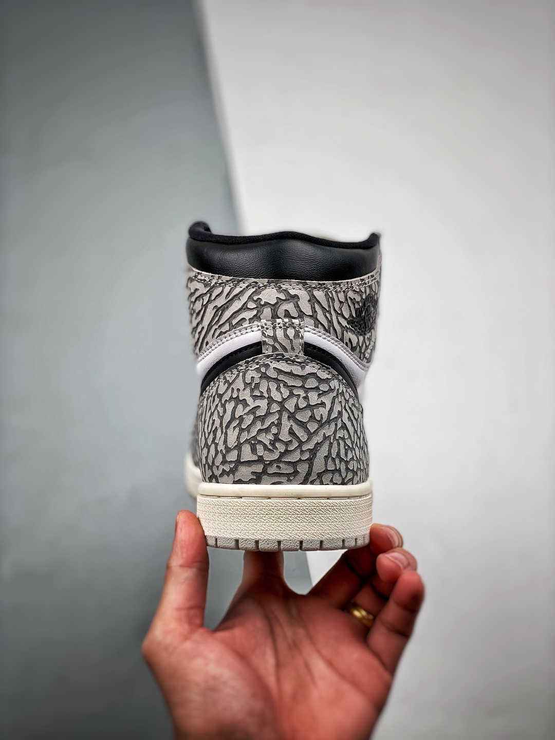 NIKE AIR JORDAN 1 HIGH OG WHITE CEMENT