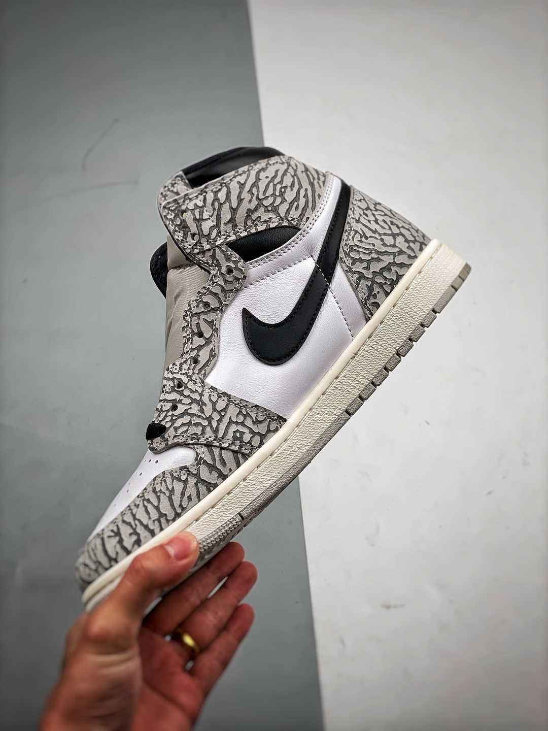 NIKE AIR JORDAN 1 HIGH OG WHITE CEMENT
