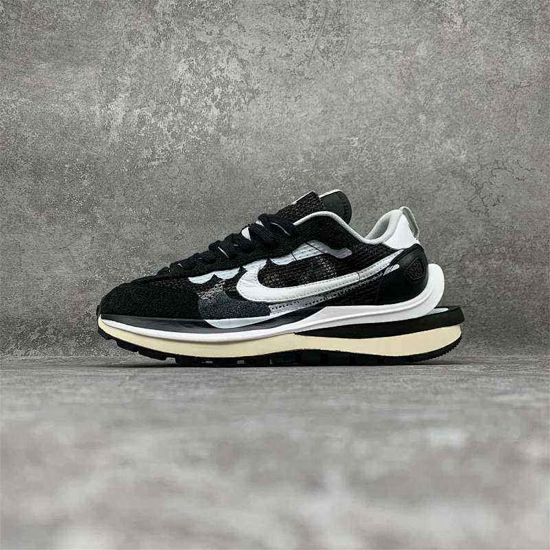 SACAI X NIKE VAPORWAFFLE BLACK AND WHITE