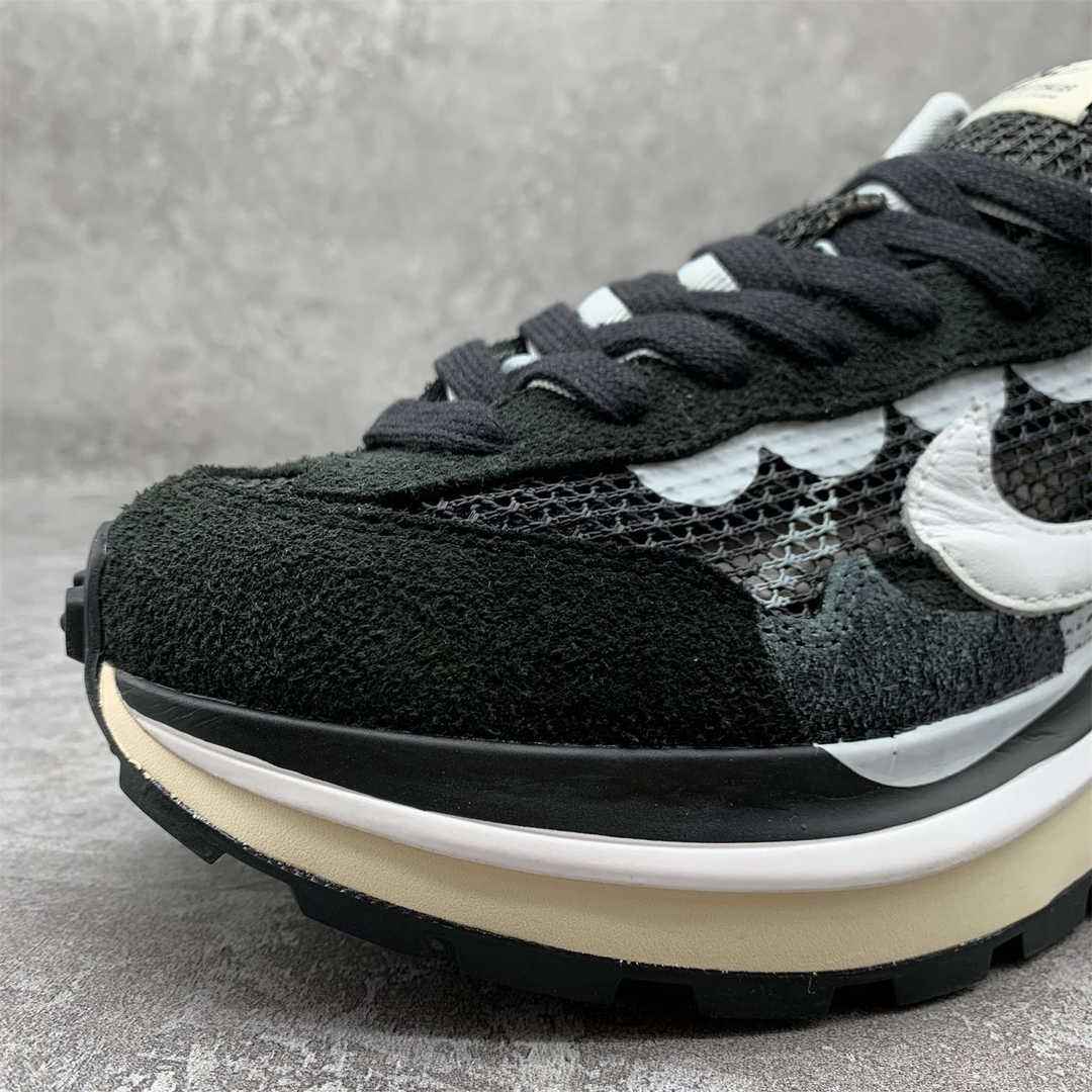 SACAI X NIKE VAPORWAFFLE BLACK AND WHITE