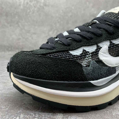 SACAI X NIKE VAPORWAFFLE BLACK AND WHITE