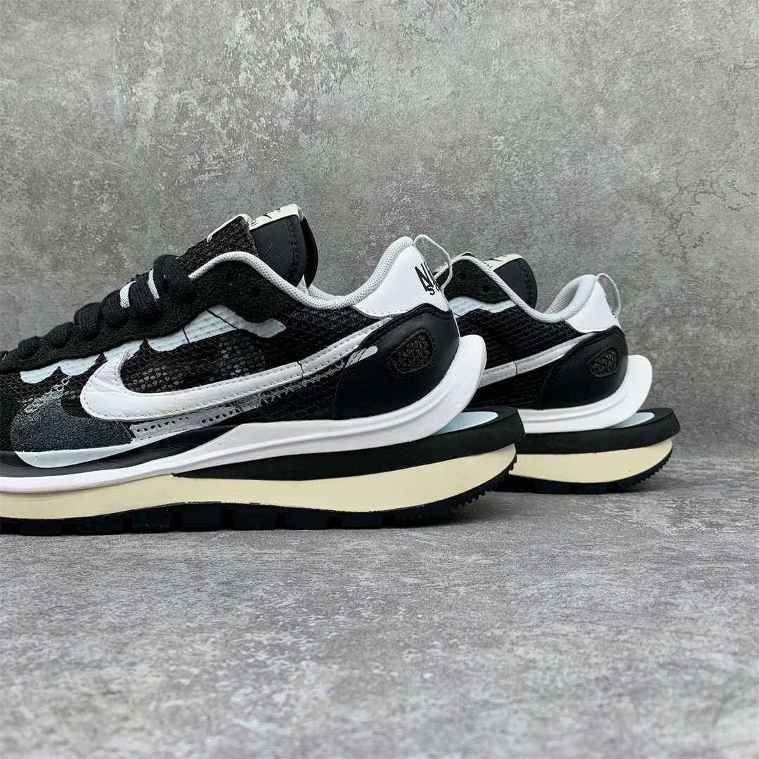 SACAI X NIKE VAPORWAFFLE BLACK AND WHITE