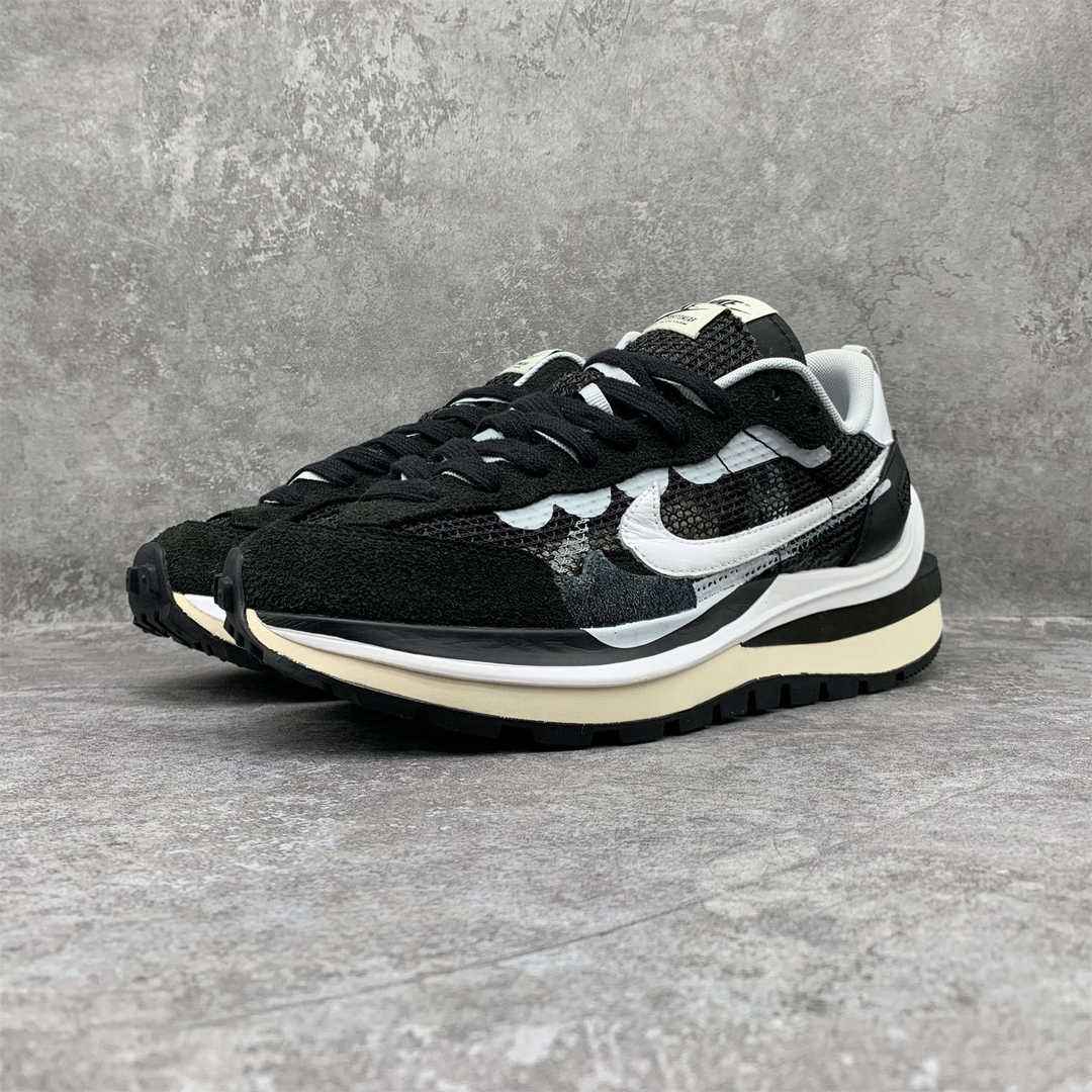 SACAI X NIKE VAPORWAFFLE BLACK AND WHITE