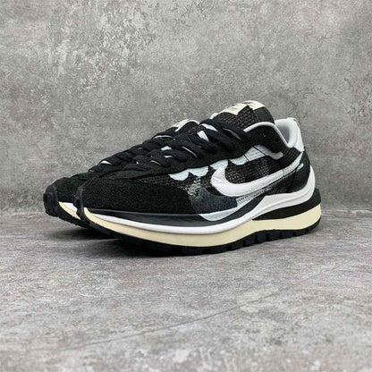 SACAI X NIKE VAPORWAFFLE BLACK AND WHITE