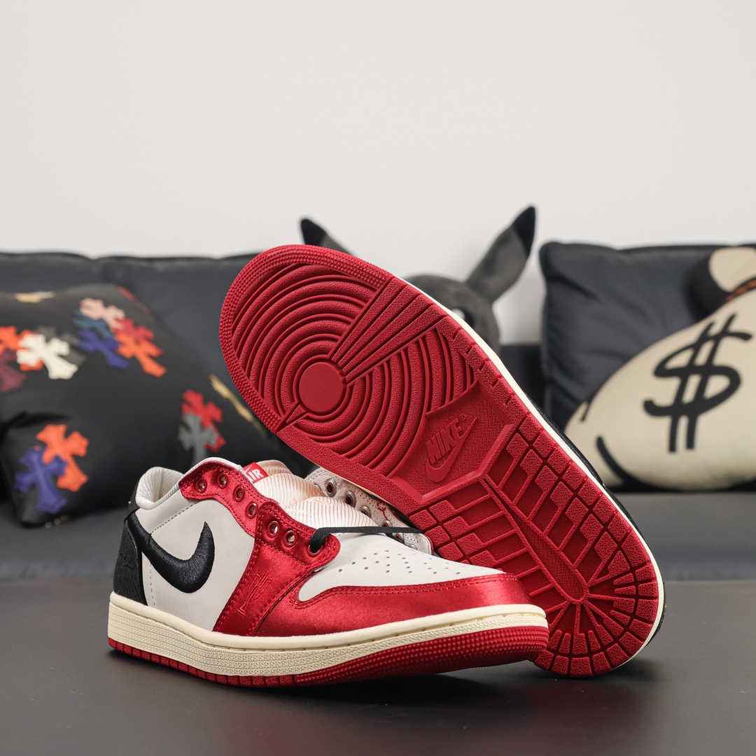 Trophy Room x NIKE Jordan 1 Low OG "Away"